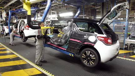 A Citroën DS3 model being assembled on a production line at a Stellantis (formerly PSA Peugeot-Citroën) factory in Poissy (Yvelines), January 27, 2012. (THOMAS SAMSON / AFP)