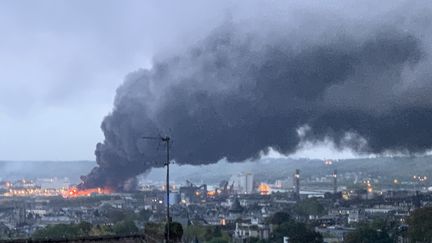 De la fumée s'échappe de l'usine Lubrizol à Rouen (Seine-Maritime), le 26 septembre 2019. (JEAN-JACQUES GANON / AFP)