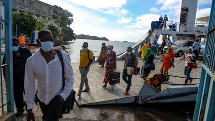 Des passagers descendent de bateau à&nbsp;Mamoudzou, sur l'île de Mayotte, en juin 2020 (illustration). (ALI AL-DAHER / AFP)