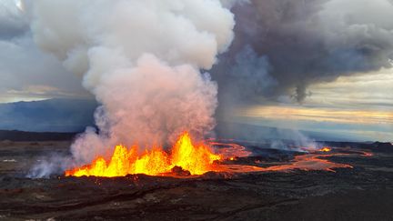 Le volcan&nbsp;Mauna Loa en éruption,&nbsp;sur l'archipel d'Hawaï, le 29 novembre 2022. (HANDOUT / US GEOLOGICAL SURVEY via AFP)