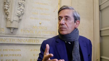 Membre du Groupe Libertés, Indépendants, Outre-mer et Territoires (LIOT) et député français Charles de Courson s'adresse aux journalistes à l'Assemblée nationale, à Paris, le 17 septembre 2024. (LUDOVIC MARIN / AFP)