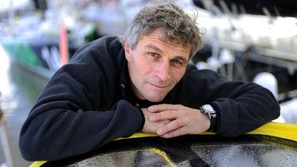 Bernard Stamm pose sur "Chemin&eacute;es Poujoulat", le 5 novembre 2012 aux Sables-d'Olonne avant le d&eacute;part du Vend&eacute;e Globe. (JEAN-SEBASTIEN EVRARD / AFP)