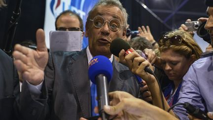 Jean Roucas&nbsp;r&eacute;pond aux questions de la presse, &agrave;&nbsp;l'universit&eacute; d'&eacute;t&eacute; du Front national,&nbsp;le 15 septembre 2013 &agrave; Marseille. (MAXPPP)