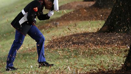 Un marine lutte contre le souffle de l'air provoqu&eacute; par l'atterrissage de l'h&eacute;licopt&egrave;re du pr&eacute;sident Barack Obama &agrave; Bethesda (Maryland, Etats-Unis), le 5 novembre 2013. (LARRY DOWNING / REUTERS)