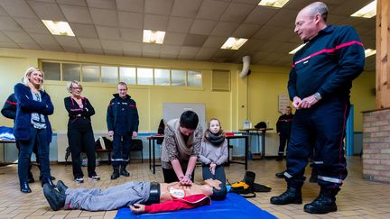 Une formation aux premiers secours dans un lycée à Arras (Nord),&nbsp;le 27 février 2016. (BONNIERE PASCAL / MAXPPP)