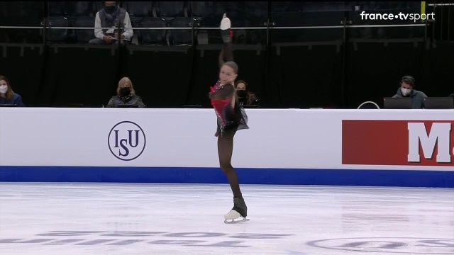 À seulement 15 ans, Kamila Valieva est sacrée championne d’Europe à l'issue du programme libre ! La jeune russe remporte confortablement le concours devant Anna Shcherbakova et Alexandra Trusova. Léa Serna, unique française, termine à la 12e place du classement final