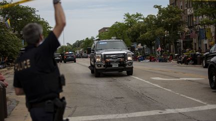 Les policiers interviennent lors d'une fusillade à Highland Park, dans l'Illinois (Etats-Unis), le 4 juillet 2022.&nbsp; (JIM VONDRUSKA / GETTY IMAGES NORTH AMERICA / AFP)