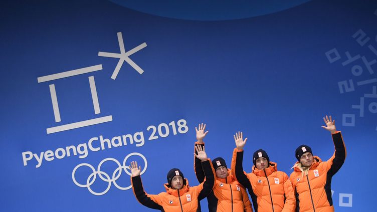 Jo D Hiver 2018 Des Patineurs Neerlandais Blessent Deux Fans En Fetant Leur Medaille De Bronze