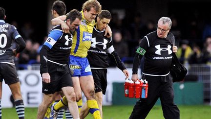 Le capitaine de Clermont, Aurélien Rougerie, soutenu par les médecins pour sortir du terrain face à Bayonne