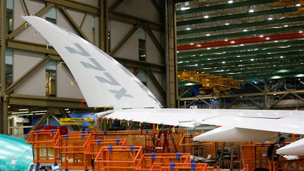 Dans ce conflit commercial, l'Europe a&nbsp;porté plainte auprès de l'OMC au sujet d'aides conditionnelles fournies par l'Etat de Washington pour la fabrication du nouveau Boeing 777X, en production le 27 février 2019 à Everett (Etats-Unis). (LINDSEY WASSON / reuters)