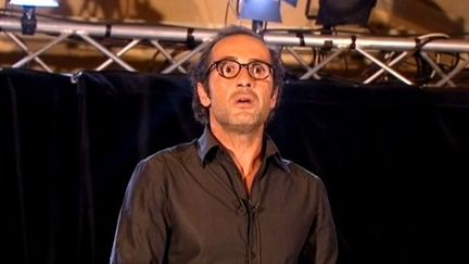 Le comédien Bruno Ricci répète son texte &quot;A l&#039;encre des barreaux&quot; sur la scène de la Mousson d&#039;été à Pont-à Mousson
 (France3/Culturebox)