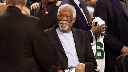 Bill Russell lors d'un match entre les Boston Celtics et le Miami Heat, en avril 2016. (MIKE LAWRIE / GETTY IMAGES NORTH AMERICA / AFP)