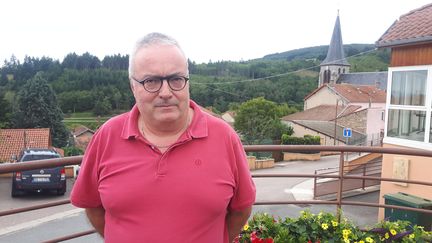 Pierre Devedeux,&nbsp;maire de Saint-Alban-les-Eaux (Loire), agressé le 15 août 2019. (SEBASTIEN BAER / FRANCE-INFO)