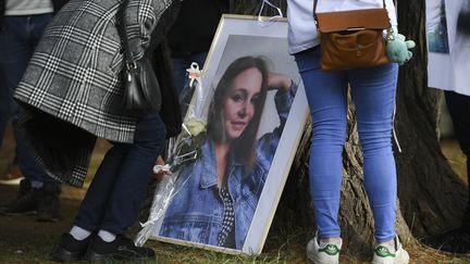 Un portrait de Justine Vayrac en novembre 2022, lors d'une marche blanche en hommage. (VALENTINE CHAPUIS / AFP)