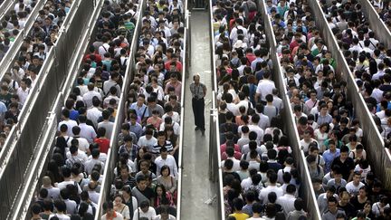 Des passagers patientent avant des contr&ocirc;les de s&eacute;curit&eacute; dans le m&eacute;tro &agrave; P&eacute;kin (Chine), le 27 mai 2014. (JASON LEE / REUTERS)