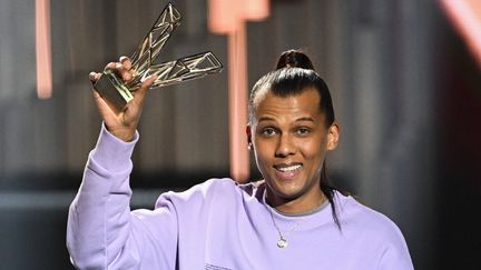 Le chanteur Stromae après avoir reçu le prix du meilleur artiste masculin lors de la 38e cérémonie des Victoires de la musique, à la Seine musicale, à Boulogne-Billancourt (Hauts-de-Seine), le 10 février 2023. (BERTRAND GUAY / AFP)