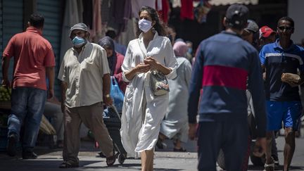 Femme portant un masque dans une rue de Tanger, le 14 juin 2020. (FADEL SENNA / AFP)