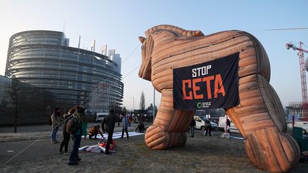 Une manifestation contre le CETA &nbsp;devant le parlement européen à Strasbourg, le 15 février 2017. (FREDERICK FLORIN / AFP)