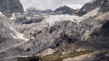 Le glacier Blanc dans le parc national des Écrins, dans les Hautes-Alpes, le 12 juillet 2021. (LEO PIERRE / HANS LUCAS)