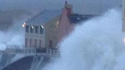 Tempête à Lahinch, sur la côte ouest irlandaise, le 3 janvier 2014. (lahinchpackages)