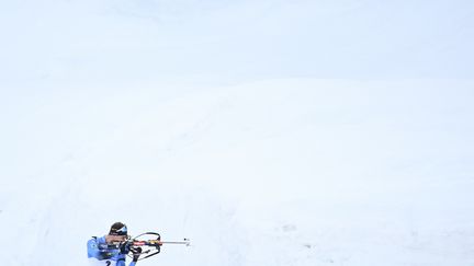 Seul sur le pas de tir aux championnats du monde de biathlon. Sur la neige de&nbsp;Pokljuka (Slovénie) Emilien Jacquelin&nbsp;conserve son titre en poursuite,&nbsp;dimanche 21 février 2021. (ALEXEY FILIPPOV / SPUTNIK)