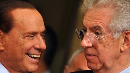 Silvio Berlusconi (&agrave; g.) et Mario Monti en novembre 2011 au palais Chigi, &agrave; Rome (Italie) lors de la passation de pouvoir. (ALBERTO PIZZOLI / AFP)