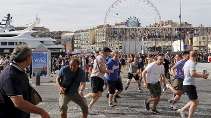 Des supporters anglais et français s'affrontent sur le Vieux-Port, à Marseille (Bouches-du-Rhône), le 11 juin 2016. (MAXPPP)