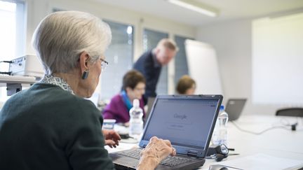 Des personnes âgées participent à un cours d'informatique, le 28 janvier 2019 à Lucerne, en Suisse. (MAXPPP)