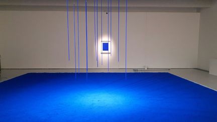 La piscine d'IKB (International Klein Blue) qui accueille le visiteur à l'entrée de l'exposition. (ANNE CHEPEAU / RADIO FRANCE)