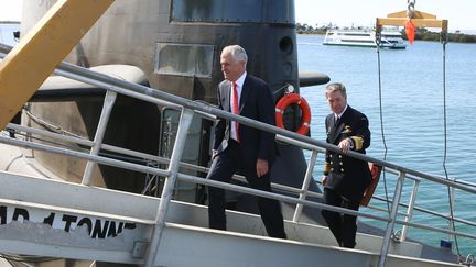 Le Premier ministre australien, Malcolm Turnbull et le vice-amiral Tim Barrett sur un porte-avion, à Adélaïde (Australie), mardi 26 avril 2016.&nbsp; (JAMES KNOWLER / AFP)