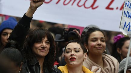 Asia Argento (gauche) et Rose McGowan (droite) lors d'une manifestation à Rome, le 8 mars 2018.&nbsp; (LUIGI MISTRULLI / SIPA)