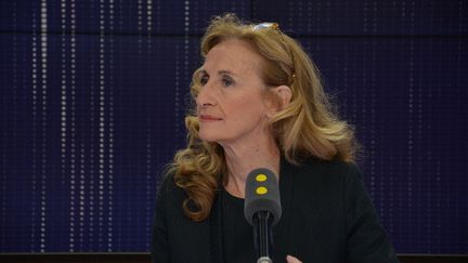 Nicole Belloubet, en octobre 2017, dans le studio de franceinfo.&nbsp; (JEAN-CHRISTOPHE BOURDILLAT / RADIO FRANCE)