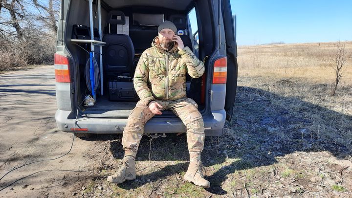 Nazar profite d'un moment hors des tranchées de Bakhmout (Ukraine) pour appeler sa femme et son fils. (THIBAULT LEFEVRE / RADIOFRANCE)