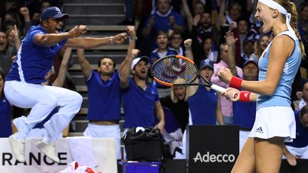 Explosion de joie dans le camp français, Kristina Mladenovic et Yannick Noah en tête (JEAN-FRANCOIS MONIER / AFP)