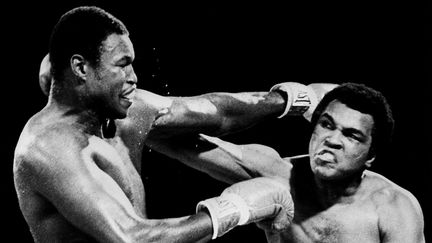 Mohamed Ali (à droite) affronte Larry Holmes (à gauche) à Las Vegas (Nevada), le 2 octobre 1980. (UPI)