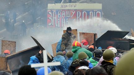 Des manifestants antigouvernementaux affrontent la police sur la place de l'Ind&eacute;pendance, &agrave; Kiev (Ukraine), mercredi 19 f&eacute;vrier 2014. (GENYA SAVILOV / AFP)