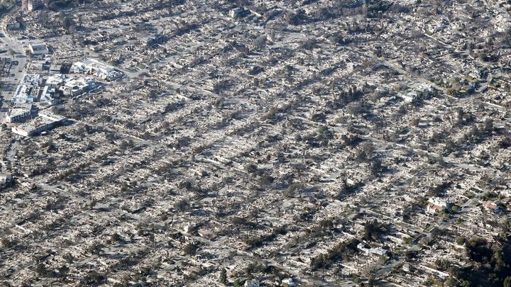 Une vue aérienne du quartier de Pacific Palisades, détruit par les flammes, à Los Angeles, le 13 janvier 2025. (MARIO TAMA / GETTY IMAGES NORTH AMERICA)