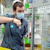 Un pharmacien tient un flacon de vaccin AstraZeneca dans son officine à Montpellier (Hérault), le 24 février 2021. (MAXPPP)