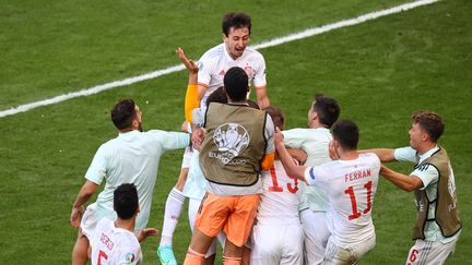 Mikel Oyarzabal célèbre avec ses coéquipiers le cinquième but espagnol face à la Croatie, le 28 juin 2021. (WOLFGANG RATTAY / AFP)