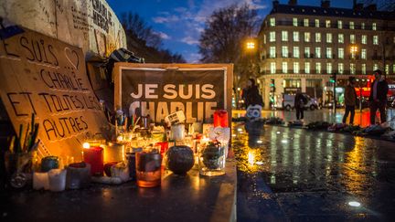 Le slogan "Je suis Charlie" au milieu de bougies et de fleurs, place de la République à Paris (France), le 13 janvier 2015 après l'attaque terroriste islamique perpétrée contre le magazine "Charlie Hebdo" du 7 janvier 2015 qui fit 12 morts. (MICHAEL BUNEL / NURPHOTO / AFP)