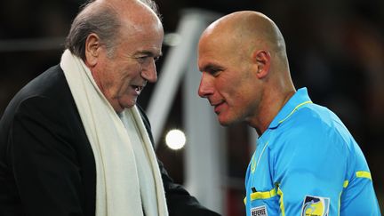 Sepp Blatter avec l'arbitre Howard Webb, apr&egrave;s la finale de la Coupe du monde Espagne-Pays-Bas, le 11 juillet 2010, &agrave; Johannesburg (Afrique du Sud). (JANNIE SQUIRE / GETTY IMAGES)