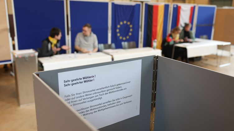 One of the polling stations where the local initiative referendum on carbon neutrality is held, in Berlin (Germany), Sunday March 26, 2023. (JORG CARSTENSEN / DPA)