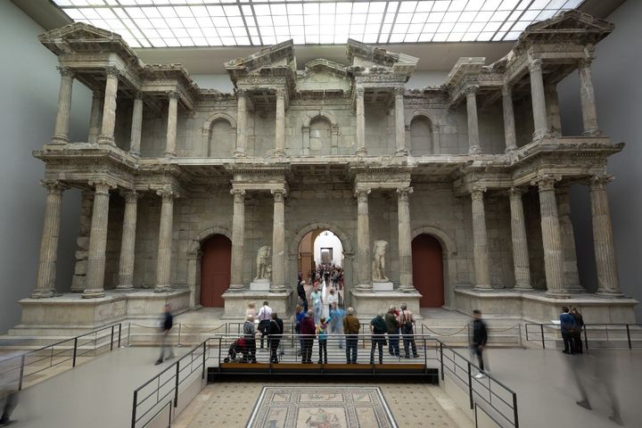 La Porte du marché de Miletus (Grèce, IIe siècle) du musée de Pergame à Berlin (2023). (SEBASTIAN GOLLNOW / DPA)