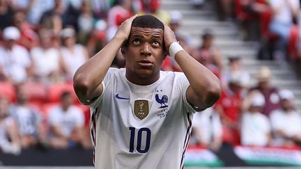 L'attaquant français Kylian Mbappé lors du match Hongrie-France de l'Euro 2021 à Budapest, le 19 juin 2021. (BERNADETT SZABO / AFP)