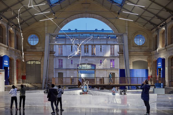 Vivien Roubaud -&nbsp;Flux d'airs, four centrifuge, sableuse, atmosphère protégé, courants électriques, sucre cristal, 2017Vue d'exposition, Les Faits du hasard, Centquatre - Paris.Courtesy de l'artiste et galerie In Situ - fabienne leclerc (THOMAS LANNES / Adagp, 2019)