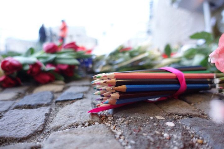 Crayons déposés en hommage aux caricaturistes assassinés lors de l'attentat contre Charlie Hebdo, Pariser Platz à Berlin
 (KAY NIETFELD / DPA / dpa Picture-Alliance)