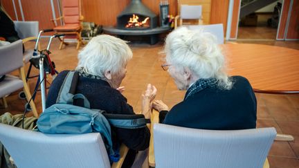 Deux femmes résidentes d'un Ehpad, à Brienon-sur-Armançon (Yonne), le 23 janvier 2023. (HERVE CHATEL / HANS LUCAS / AFP)