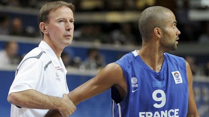 Vincent Collet et Tony Parker.  (JANEK SKARZYNSKI / AFP)