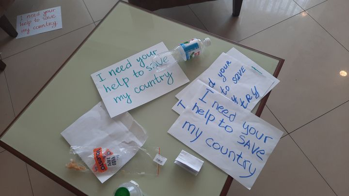 Messages left by Ukrainians forced to flee their country.  (GILLES GALLINARO / RADIO FRANCE)