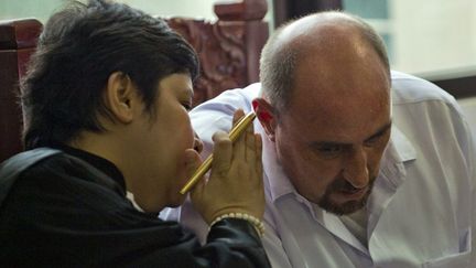 Serge Atlaoui discute avec son avocate &agrave; Jakarta (Indon&eacute;sie), le 1er avril 2015. (ROMEO GACAD / AFP)